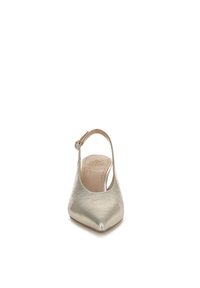 Puntige slingback-schoen van metallic goudleer, met een gebogen uitsnijdingen en een slanke enkelband met gesp. Glad textuur.