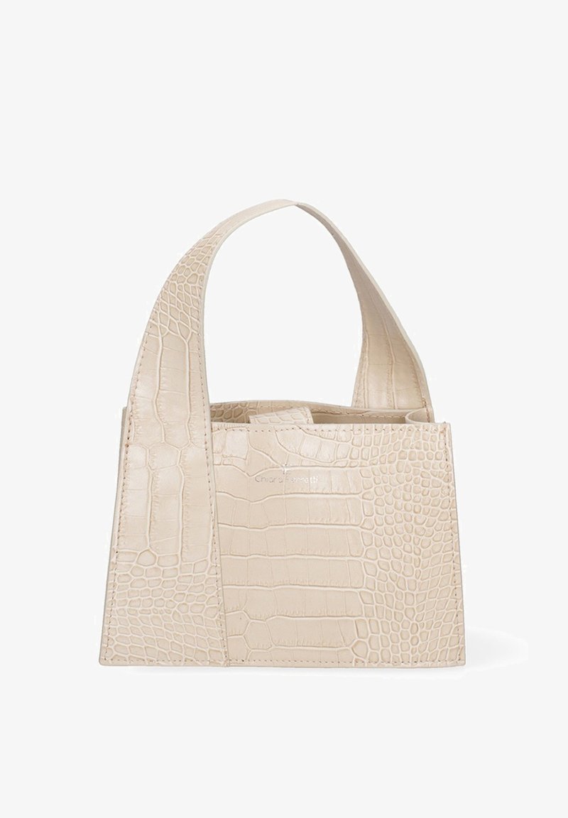 Sac à main beige en relief crocodile avec une forme structurée et deux poignées larges et courbées. Texture lisse avec une finition brillante.