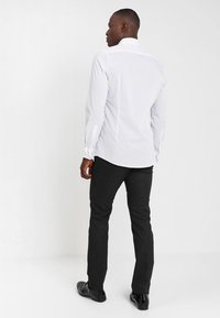 OLYMP Level Five BODY FIT - Businesshemd - white