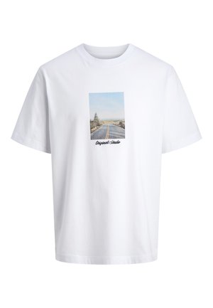 T-shirt blanc à manches courtes avec une photo imprimée d'une route s'étendant dans un paysage et le texte « Originals Studio » sous la photo.