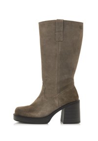 Bruine suède laarzen tot de knie met een blokhak. Heeft een gestikt zijontwerp en een klein lipje aan de bovenkant voor gemakkelijk aantrekken.