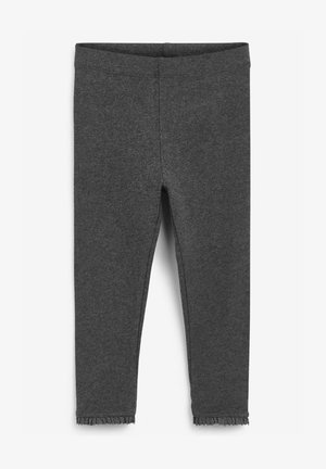Sötét szürke leggings rugalmas anyagból, egyszerű dizájnnal és rojtos részletekkel az alján. Nincsenek látható minták vagy fémalkatrészek.