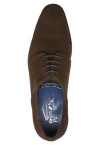 Chaussure habillée en daim marron à finition lisse, bout arrondi et lacets ton sur ton. L'intérieur présente une semelle intérieure bleue avec le logo de la marque.