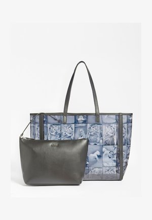 Große Tragetasche mit einem Design aus blauen und grauen Fotocollagen, zwei Griffen und einem abnehmbaren schwarzen Lederbeutel mit Reißverschluss.