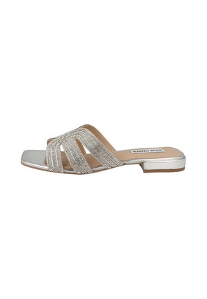 Sandalo flat argento con molteplici cinturini scintillanti e punta quadrata, caratterizzato da un tacco basso a blocco e suola interna color cuoio.