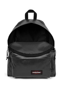 Mochila negra con un exterior suave y duradero, que cuenta con un compartimento principal grande, correas ajustables y un bolsillo frontal. Logotipo de Eastpak visible.