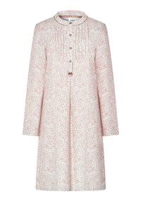 Vestido de manga larga en rosa pálido con un pequeño patrón de puntos marrones, cuello redondo, pliegues verticales, botones en la parte delantera y un pequeño lazo debajo de los botones.