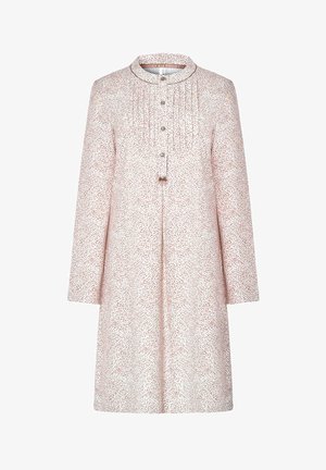 Vestido de manga larga en rosa pálido con un pequeño patrón de puntos marrones, cuello redondo, pliegues verticales, botones en la parte delantera y un pequeño lazo debajo de los botones.