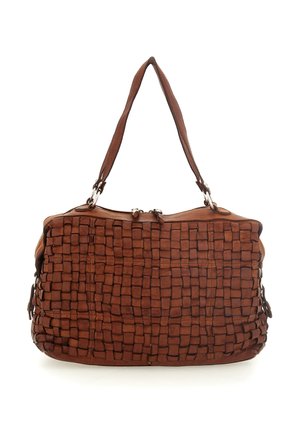 Borsa a tracolla in pelle intrecciata marrone con una forma rettangolare, doppie spalline e due scomparti con cerniera. Superficie strutturata con cuciture visibili.