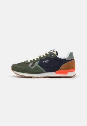 Baskets pour hommes en suède vert foncé et tissu bleu marine, avec un talon en suède marron, des accents orange et des lacets crème. Design sportif et texturé.
