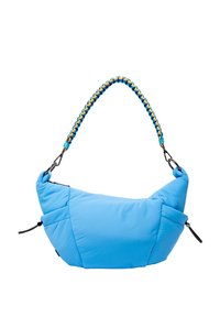 Sac à épaule matelassé bleu avec une poignée tressée bleu et jaune. Il dispose de poches latérales et d'une forme arrondie. Texture lisse et rembourrée.
