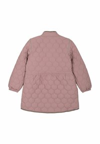 Abrigo largo acolchado en rosa suave. Presenta patrones redondeados, cuello alto y puños con elástico. Ribete gris a lo largo del dobladillo y las mangas.