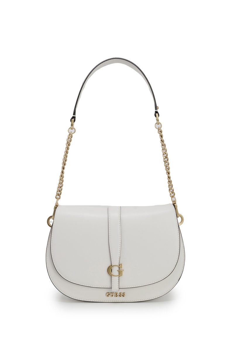 Borsa a spalla in pelle bianca con design curvo, caratterizzata da un logo dorato, una catena e una tracolla in pelle nera, e dettagli di cucitura sottili.