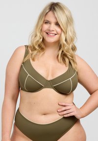 Olivgrön bikini set, med en slät textur, strukturerade kupor med vita pipingsdetaljer, och högmidjade underdelar.