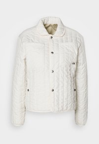 Pehmustettu valkoinen takki tikatulla pinnalla, nepparikiinnitys, kaksi etutaskua ja pyöreä kaulus. Siinä on hillitty logodetaili.