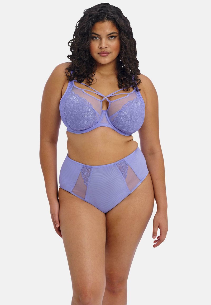 Ensemble de soutien-gorge lilas et de culottes taille haute avec des accents en dentelle, des panneaux transparents et des détails à lanières sur le soutien-gorge. Texture lisse, design moderne.