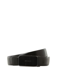 Czarny skórzany pasek o gładkim wykończeniu. Prostokątna metalowa klamra z wytłoczonym logo. Pasek ma klasyczny design i regulowaną długość.