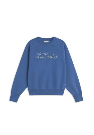 Modrá mikina s okrúhlym výstrihom a dlhými rukávmi s bielym kurzívnym nápisom "La Costa" vyšívaným na hrudi.