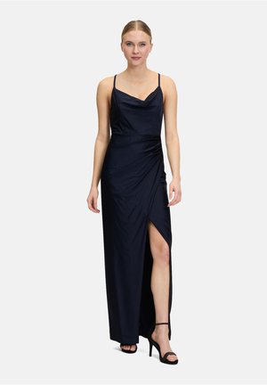 Navyblaues, ärmelloses Kleid mit drapiertem Ausschnitt und seitlichem Schlitz. Hergestellt aus glattem Stoff, mit taillierter Passform und langer Länge.