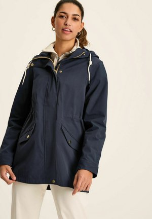 Marineblaue wasserfeste Jacke mit Kapuze, mit Reißverschluss und Druckknopfverschluss, Zugkordeln und zwei Fronttaschen. Glatte Textur, minimalistisches Design.