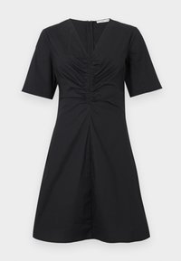 Μαύρο φόρεμα με κοντά μανίκια και V-λαιμόκοψη, με ρυτιδωμένη μπροστινή πλευρά και φερμουάρ στο πίσω μέρος. Έχει μήκος ως το γόνατο, εφαρμοστή κορυφή και φούστα που ανοίγει προς τα κάτω.