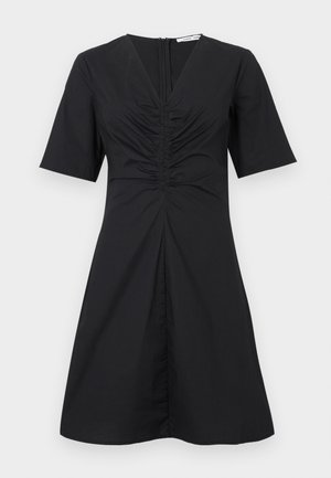 Melna īsroku kleita ar V veida izgriezumu, krokotu priekšpusi un aizdari ar rāvējslēdzēju muguras pusē; garums līdz ceļiem, piegulošs augšdaļas un izplestos svārkus.