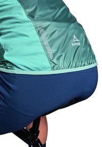 Ropa de ciclismo verde y azul con un acabado brillante y texturizado, y acentos reflectantes, diseñada para la comodidad durante actividades al aire libre.