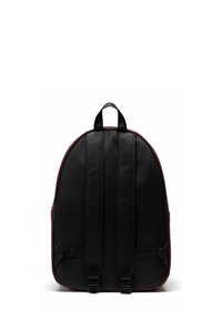 Sac à dos noir et rouge foncé vu de dos avec deux bretelles rembourrées et une poignée de transport en haut.