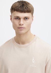 Solid SDISMAIL - Nyomott mintás póló - rugby tan