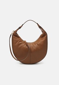 Brunt, pebret læder håndtaske i halvmåneform med kort hank og aftagelig skulderrem mod en hvid baggrund.