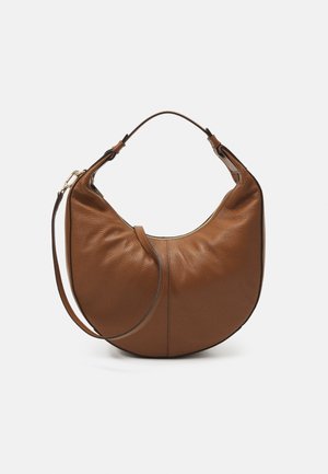 Borsa a mezzaluna in pelle marrone con finitura a ciottoli, dotata di manico corto e tracolla staccabile, su sfondo bianco.