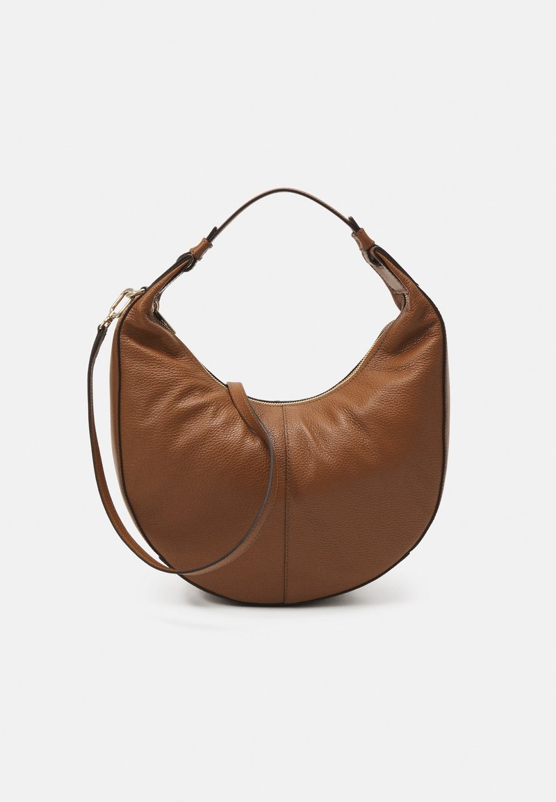 Borsa a mezzaluna in pelle marrone con finitura a ciottoli, dotata di manico corto e tracolla staccabile, su sfondo bianco.