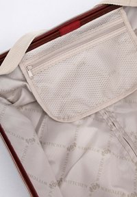 Rode tas interieur met beige voering, featuring een mesh ritsvak en herhaald logo patroon. Gladde textuur met stevige ritsen.