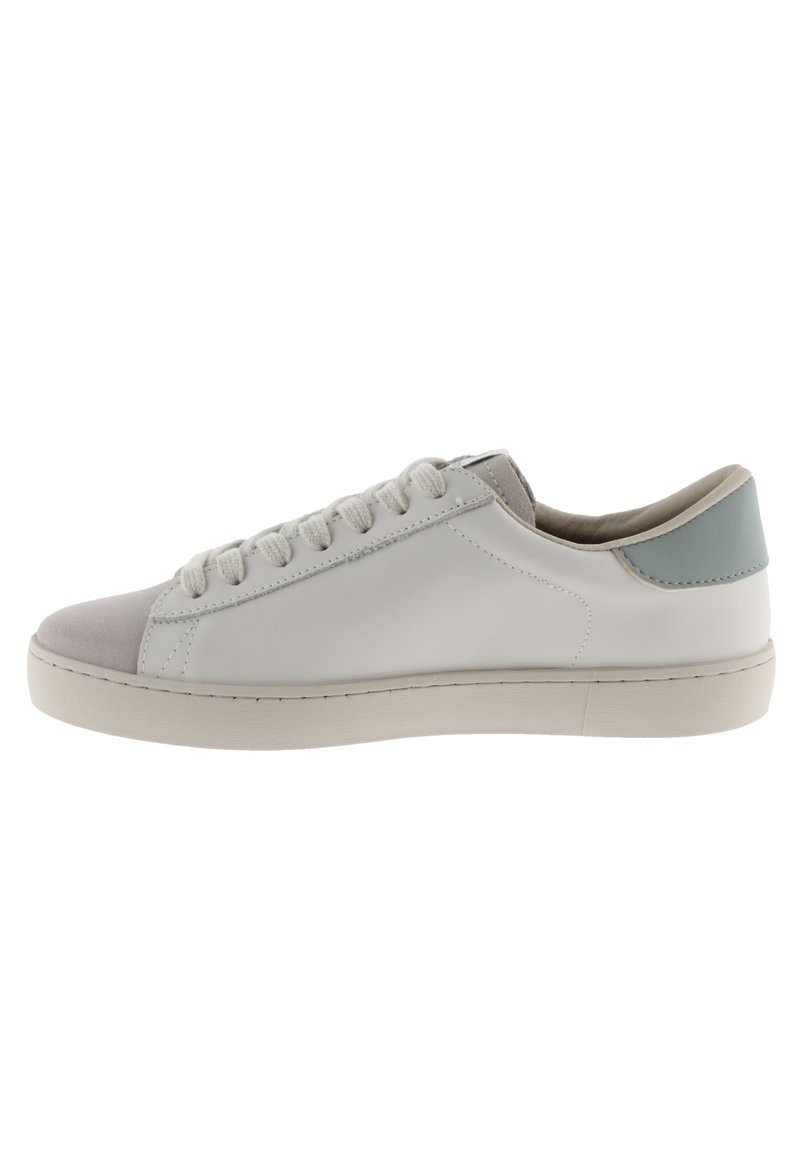 Sneaker bianca in pelle con punta in suede grigia chiara, linguetta sul tallone grigia morbida, lacci rotondi e suola in gomma testurizzata. Design minimalista.