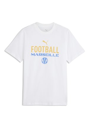 Maglietta bianca con testo giallo "FOOTBALL" e blu "MARSEILLE", logo Puma sopra e un emblema circolare blu di Marsiglia sotto.