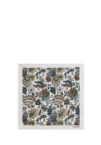 Tejido cuadrado blanco con un intrincado patr�ón floral en verde, naranja, amarillo y azul, que presenta pequeños símbolos de calaveras y huesos cruzados a lo largo.