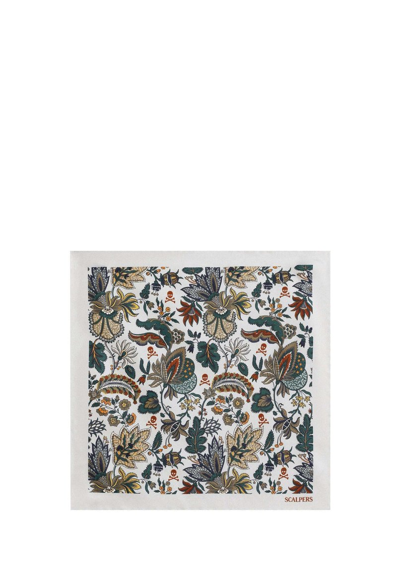 Tejido cuadrado blanco con un intrincado patrón floral en verde, naranja, amarillo y azul, que presenta pequeños símbolos de calaveras y huesos cruzados a lo largo.