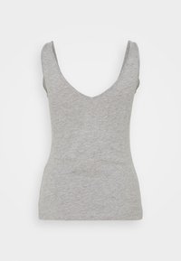 Grå linne med djup V-ringning och breda axelband. Tillverkat av mjukt bomullsmaterial, texturen verkar slät och lätt.