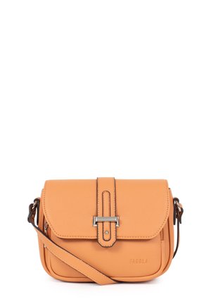 Sac bandoulière en cuir couleur tan avec rabat avant, détail boucle argentée et sangle réglable. Forme compacte et rectangulaire.