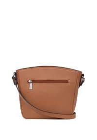 Borsa a tracolla in pelle color cuoio con forma curva, tasca frontale con zip e lunga tracolla regolabile. Texture liscia, hardware minimale.