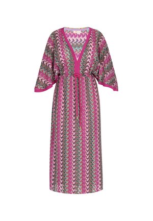 Kimono-stiilis kleit, millel on mitmevärviline laine muster roosa, rohelise ja sinise toonides, V-kaelusega, lühikeste varrukatega ja nööriga vöö.