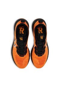 Oranje sportieve schoenen met een gestructureerde gebreide bovenkant, zwarte accenten en een gevoerde zool, met veters en een logo op de tong.