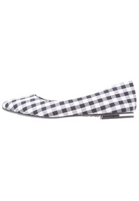 Plochá baletní botička s černobílým kostkovaným vzorem a malým podpatkem, zobrazená v bočním profilu na bílém pozadí.