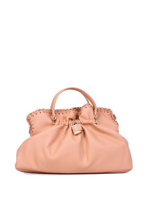 Borsa a mano in pelle rosa tenue con parte superiore arricciata, bordi cuciti, due manici e un piccolo charm a forma di lucchetto dorato con la lettera E.