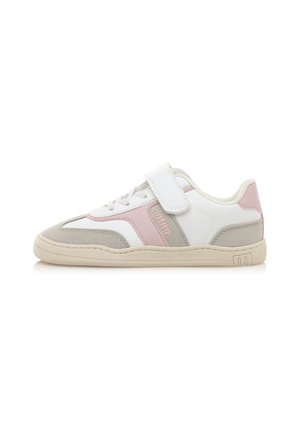 Zapatilla blanca y gris con acentos en rosa, que presenta un exterior de cuero y gamuza suave, cierre de cordones y cinta de velcro, y suela de goma.