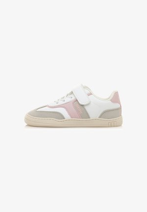Zapatilla blanca y gris con acentos en rosa, que presenta un exterior de cuero y gamuza suave, cierre de cordones y cinta de velcro, y suela de goma.