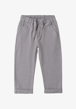 Pantalones rayados grises con cintura elástica y cordón. Cuenta con bolsillos laterales y dobladillos enrollados para un ajuste casual. Textura suave.