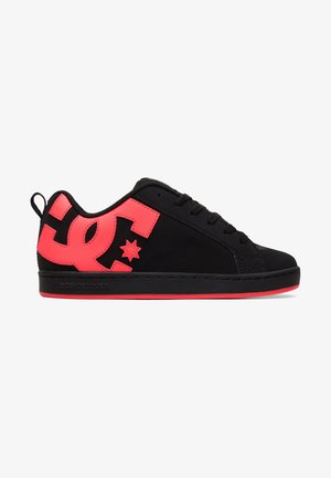 Sapatos de skate pretos com acabamento texturizado, apresentando um grande logótipo DC em rosa e um detalhe em forma de estrela. Sola de borracha com detalhes em rosa. Design de cano baixo.