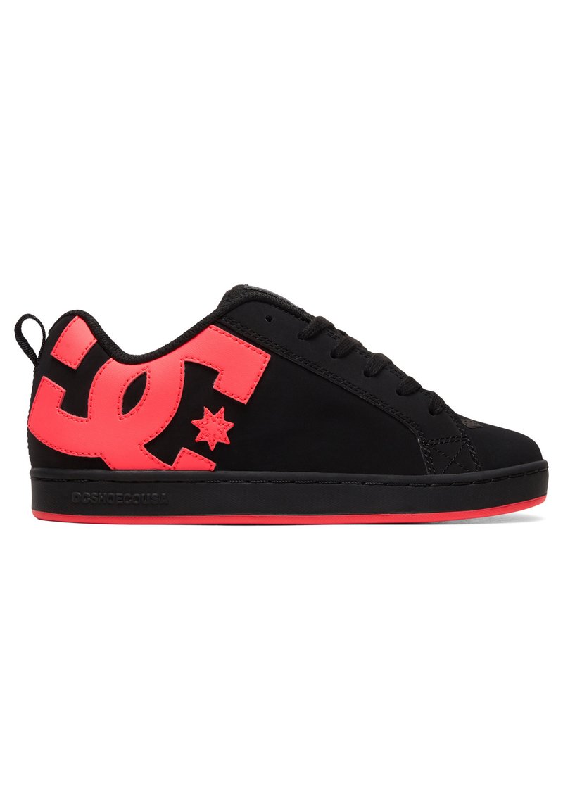 Zapatillas de skate negras con un acabado texturizado, que presentan un gran logo DC rosa y un acento de estrella. Suela de goma con detalles en rosa. Diseño de perfil bajo.