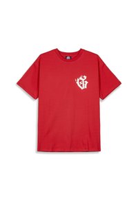 Camiseta de algodón roja con mangas cortas, cuello redondo, que presenta un logo en estilo llama blanca en el área superior izquierda del pecho. Textura suave, corte regular.